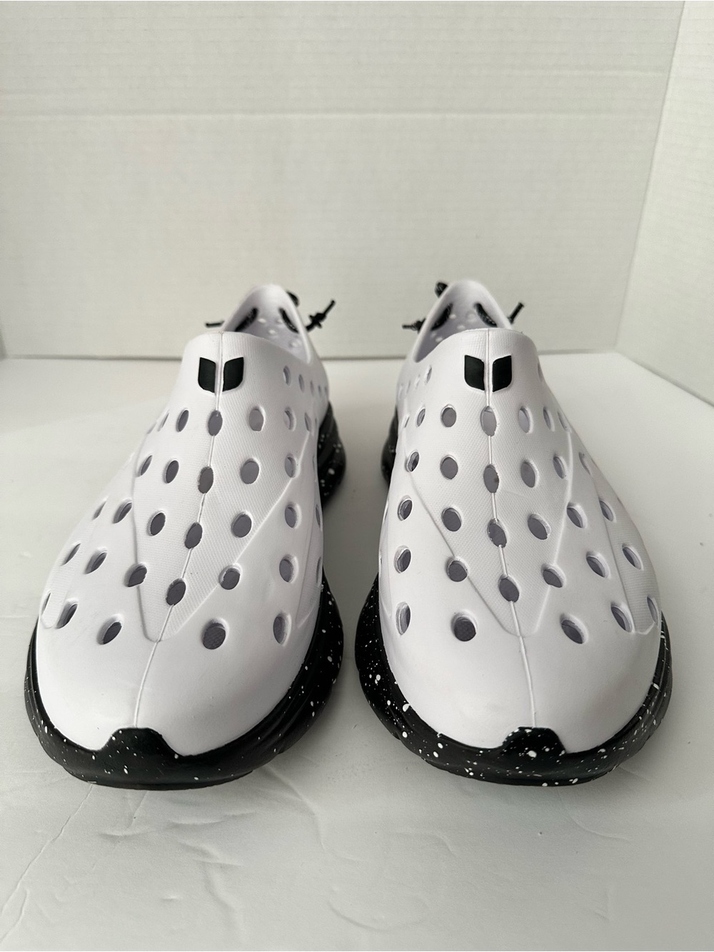 Men’s 12 Women’s 10 KANE REVIVE White & Black Speckle Active Recovery Shoe